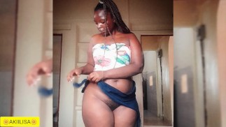 Upskirt pas de culotte : Beautiful petite amie ébène jouant déguisement