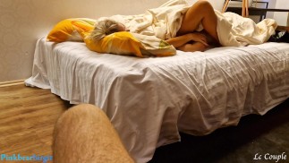 Cuckold-echtgenoot deelt vrouw met vreemde en heeft trio