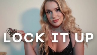 Locktober Keuschheit Ermutigung Blondine Femdom POV Schlüsselanhänger