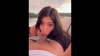 ¡El capitán obtiene su polla chupada en el barco! ¡POV!