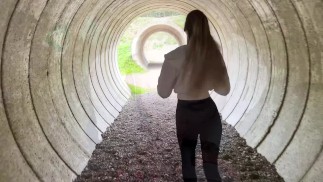 La piccola bionda fa un pompino e si fa scopare durante un'escursione