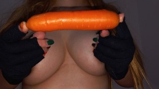یه هویج کلفت کردم تو کسم و آب چوچولمو آوردم - Carrot in pussy!