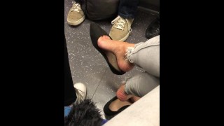 Płaskie buty zwisające na rurze