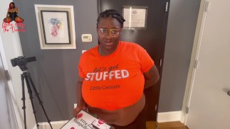 Ebony BBW doručuje pizzu a dostává spropitné