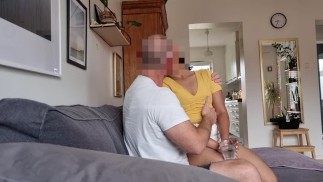 Questa moglie indiana si appassiona così tanto quando bacia il suo toro
