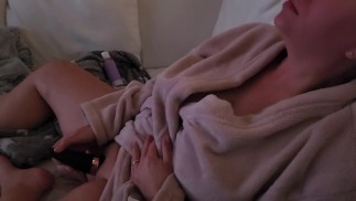 Esposa Milf masturbando orgasmo enquanto assiste pornografia