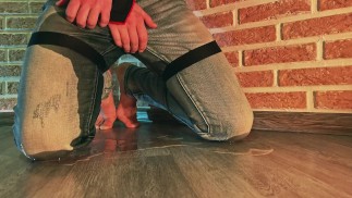 J'avais hâte que mon maître m'emmène faire une promenade et faire pipi dans mon jean. Omorashi
