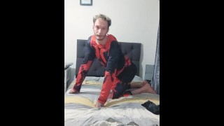 Фетиш костюма на Хэллоуин лижет мои босые ноги, одетый как фут-фетиш Дэдпула