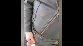 桑德罗的新皮衣使他变得非常饥渴和坚如磐石