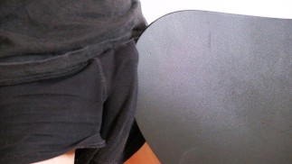 Masturbation avec un pénis dur frotté sur un pantalon