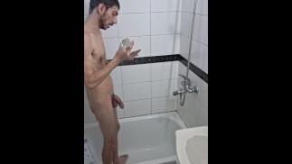 chico caliente toma un baño con la verga dura