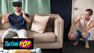 TWINKPOP - Theo Brady Je Nadržený, Ale Jeho Spolubydlící Chris Zatracený By Raději Šukal Falešný Zadek Než Jeho