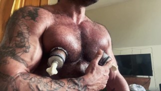 Muscle Daddy benutzt seine Nippelsauger und seine Schwanzpumpe.