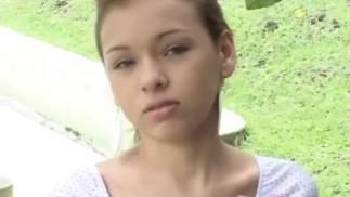 Sexy petite teen disfruta de la masturbación en solitario