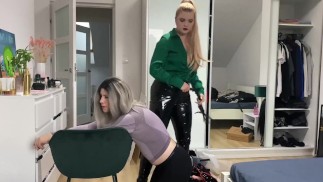 Colegiala dominante juega con su mariquita