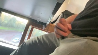 O chefe brinca com o pau debaixo da mesa.