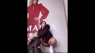 Modelo caliente de follame.uno se folla el coño en el centro comercial