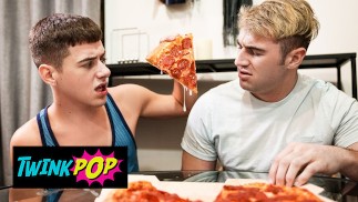 TWINKPOP - Archie Rims Joey Mills Pak Dostane Detailní Záběr Na Jeho Telefon, Jako Vrchol Buší Mu Zadek