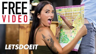 Zuzu Sweet et Claudia Bavel pensaient que leurs colocataires étaient leurs amis pleine scène