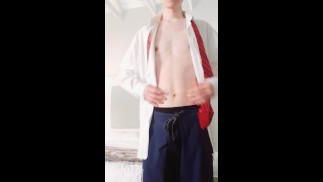 NACHDEM DER SCHULJUNGE AUFGEREGT WAR