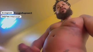 Coogie Supreme wurde fast beim in der Hotellobby erwischt. Riesiger Spermaschuss auf dem Boden