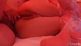 Sexo, follada anal, inserción de masajeador eléctrico y finalmente creampie en el ojete.