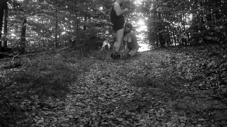 Nackte unterwürfige Schlampe, die an der Leine im Wald spazieren geht
