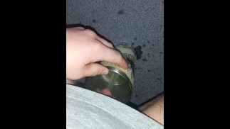 Remplir une tasse de pipi puis finir sur le sol car ça se sentait trop bon pour s’arrêter
