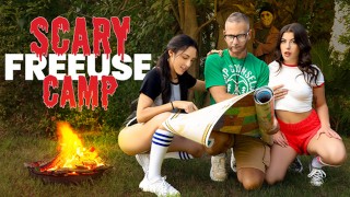 El consejero de campamento desvergonzado usa sus campistas obstinados gal y Selena - FreeUse Fantasy