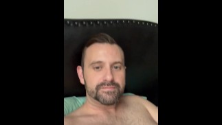 Haariger Masc Bro streichelt einen großen dicken weißen Schwanz