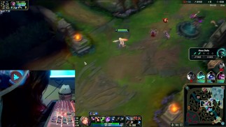 gotico egirl deepthroats mentre gioca a league of legends HealSlut sfida Trailer