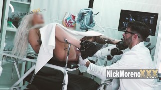 19-jarige blondine gaat naar de dokter en deze gynaecoloog neukt haar en geeft haar een creampie