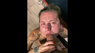 Salope s’est habituée après bar ... Gorge profonde pendant l’étouffement de la ceinture