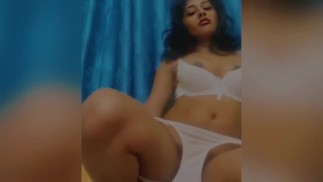 Sexy Nia de India se complace a sí misma