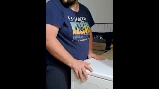 セクシーなひげを生やした男は彼女に彼のコックをこすりすることによって食器洗い機を含浸させる