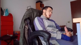 Jsem nemocný, takže musím zůstat doma masturbující