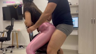 TIENER MET PERFECTE KONT GENIET VAN EEN KONTJOB IN GLANZENDE NYLON