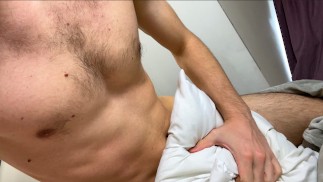 Amador com tesão transando com travesseiro enquanto geme e goza com as mãos livres