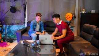 COLLEGE MATE OVERTUIGT ZIJN HETERO VRIEND OM TE NEUKEN IN HET HUIS VAN ZIJN OUDERS.