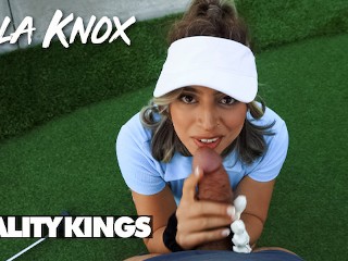 REALITY KINGS - Ella Knox Récompense Son Homme Pour Lui Avoir Enseigné à Jouer à L’or Avec Une Pipe et Une Baise Nice