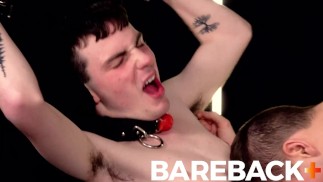 Lié Twinks passif soumis labouré par un cul serré dom en chaleur