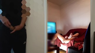 セックスライブストリームでウェブカメラの前で自分のお尻を犯しながら、ホットなストレートのルームメイトがオナニーしているのを見つけました