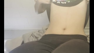 Jugando con mis tetas para ti.