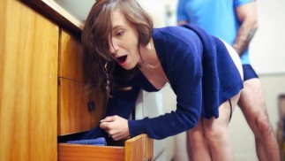 Nevlastní máma se OPĚT zasekne - (Hot milf dostane FUCKED Hard)