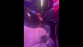 Щенок латекса в фурсьюте очень тяжело привыкает к дивану ( XL Toys и Fisting) - Single PoV