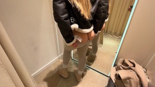 Giornata di shopping! Ragazza tedesca rischiosa che scopa e pompino pubblico nello spogliatoio con calzini nike