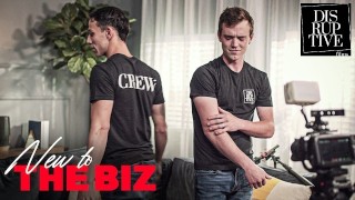 Filmschool afgestudeerde wordt geneukt op de eerste dag van pornoset - Scott Finn, Des Irez - Disruptief