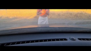 Le voyeur jouit en moi. Un cocu regarde sa femme salope baiser dans un parking. Vrai amateur