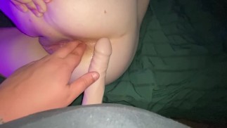 Chica lesbiana es follada por arnés anal profundo