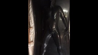 Jongen wordt betrapt door vacbed tijdens het spelen met electro stimulatie. Het zal hem niet loslaten na het klaarkomen